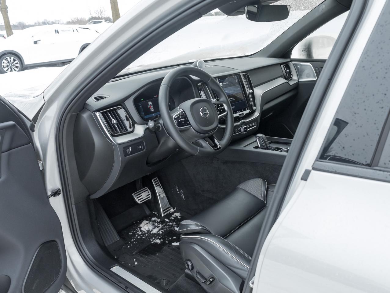 2022 Volvo XC60 B6 AWD R-Design  BOWER & WILKINS  21" ALLOY WHEEL Photo