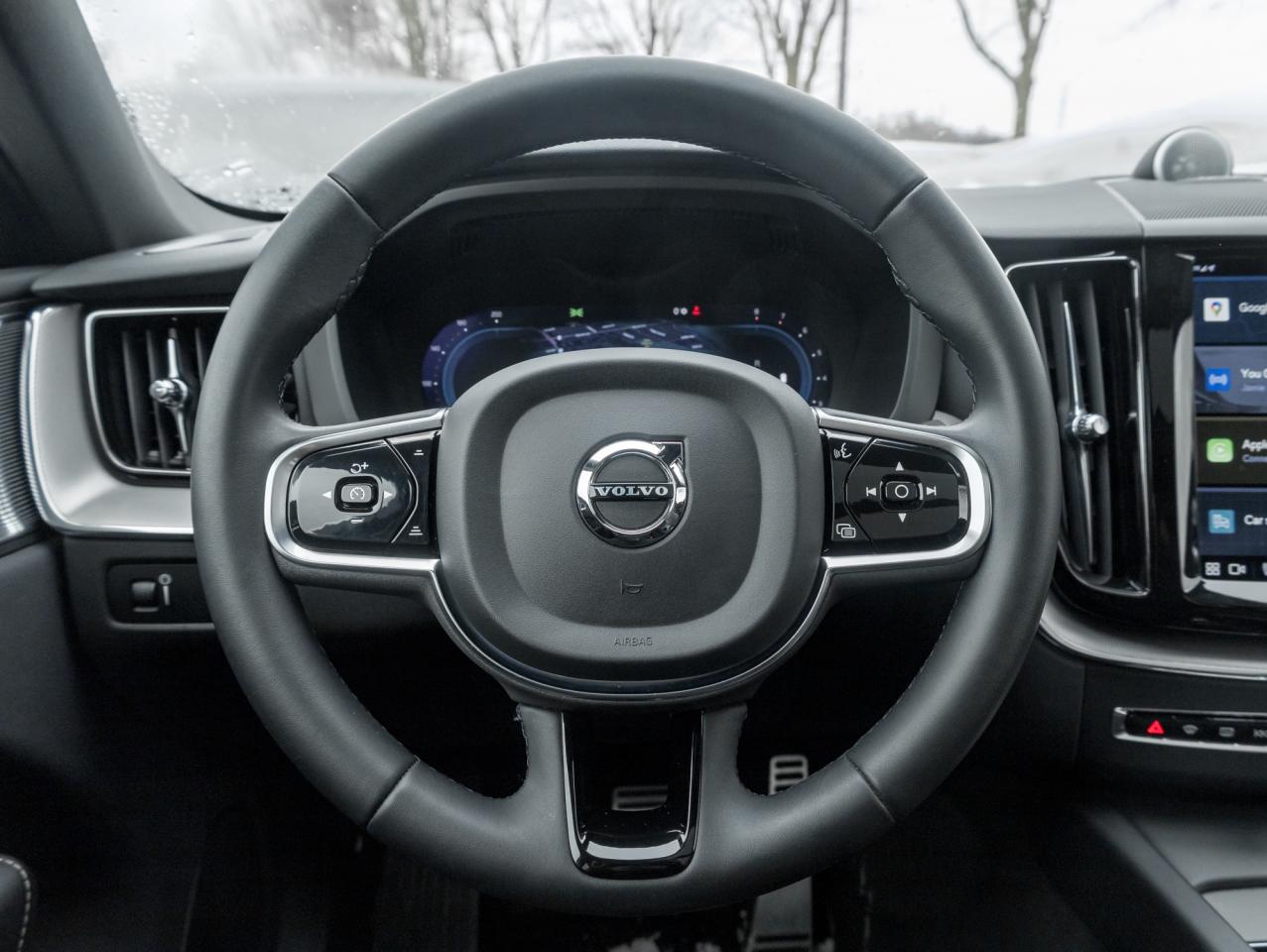 2022 Volvo XC60 B6 AWD R-Design  BOWER & WILKINS  21" ALLOY WHEEL Photo