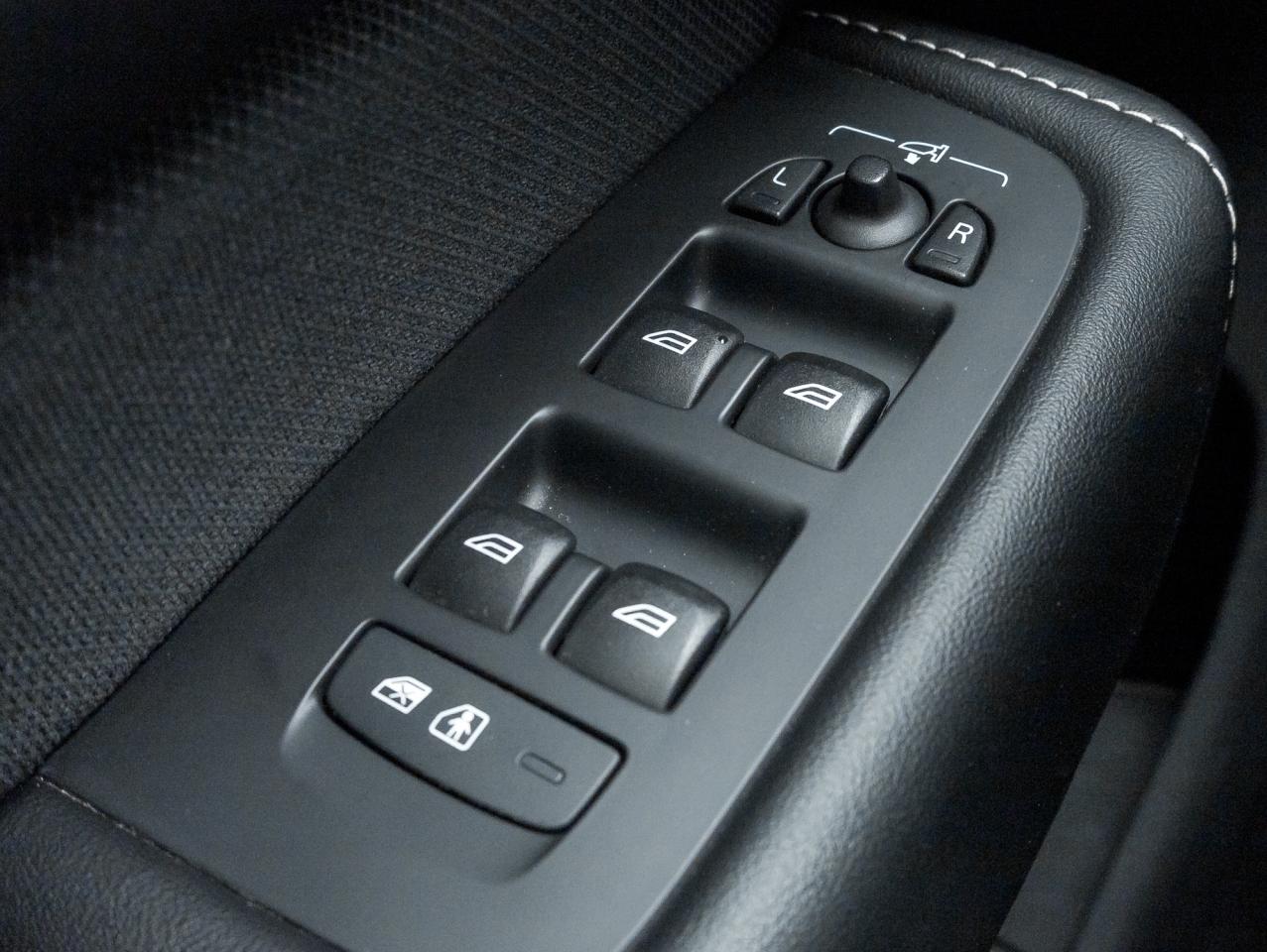 2022 Volvo XC60 B6 AWD R-Design  BOWER & WILKINS  21" ALLOY WHEEL Photo