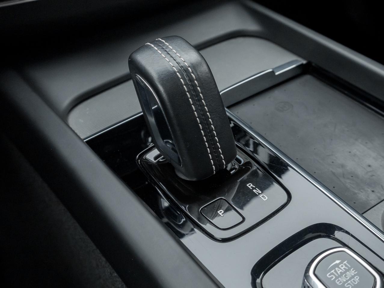 2022 Volvo XC60 B6 AWD R-Design  BOWER & WILKINS  21" ALLOY WHEEL Photo