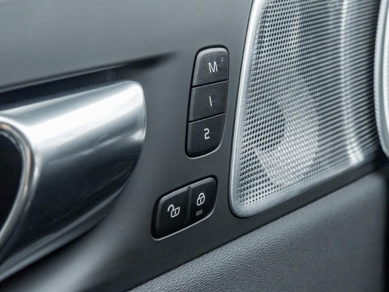 2022 Volvo XC60 B6 AWD R-Design  BOWER & WILKINS  21" ALLOY WHEEL Photo