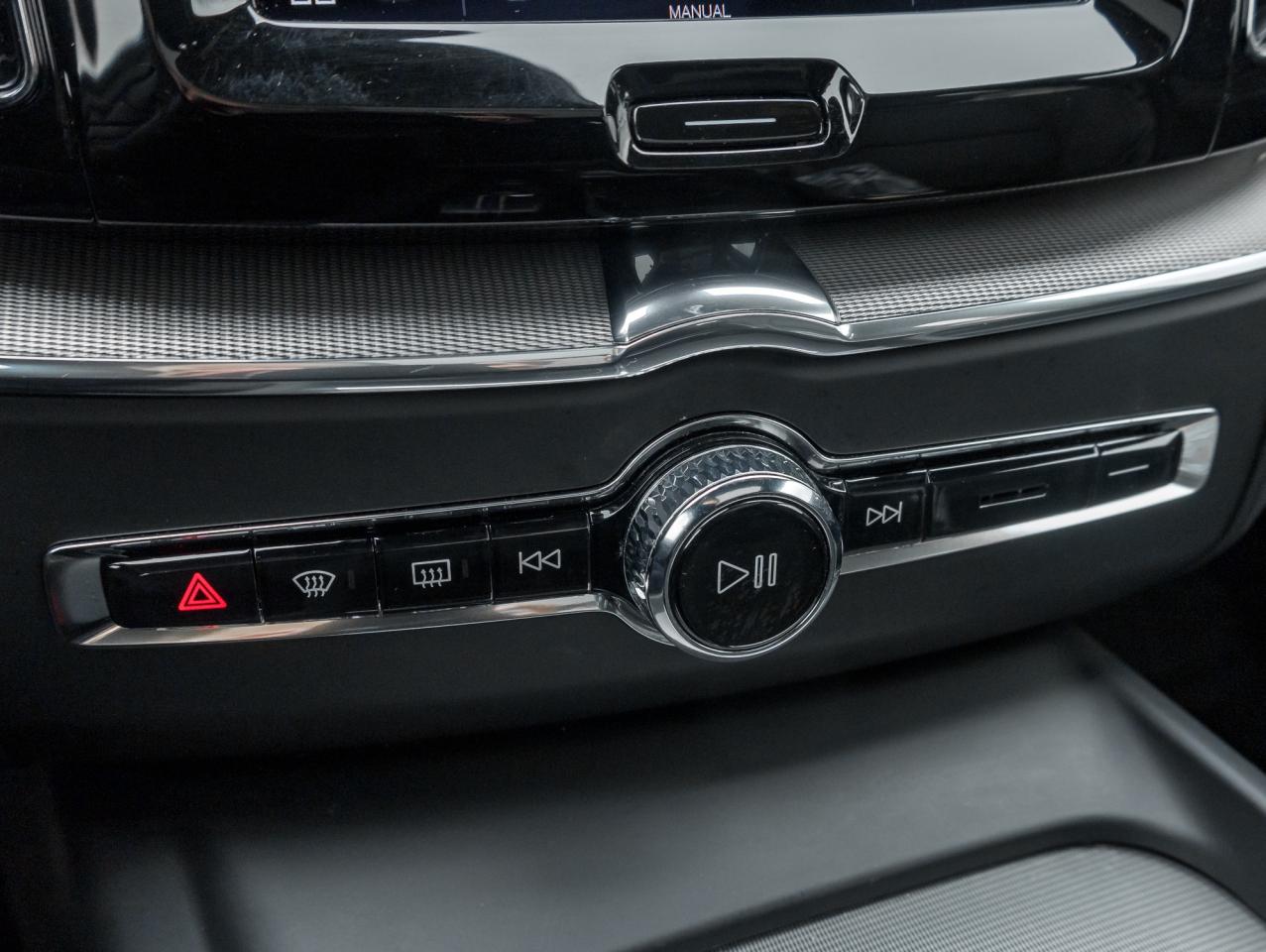 2022 Volvo XC60 B6 AWD R-Design  BOWER & WILKINS  21" ALLOY WHEEL Photo