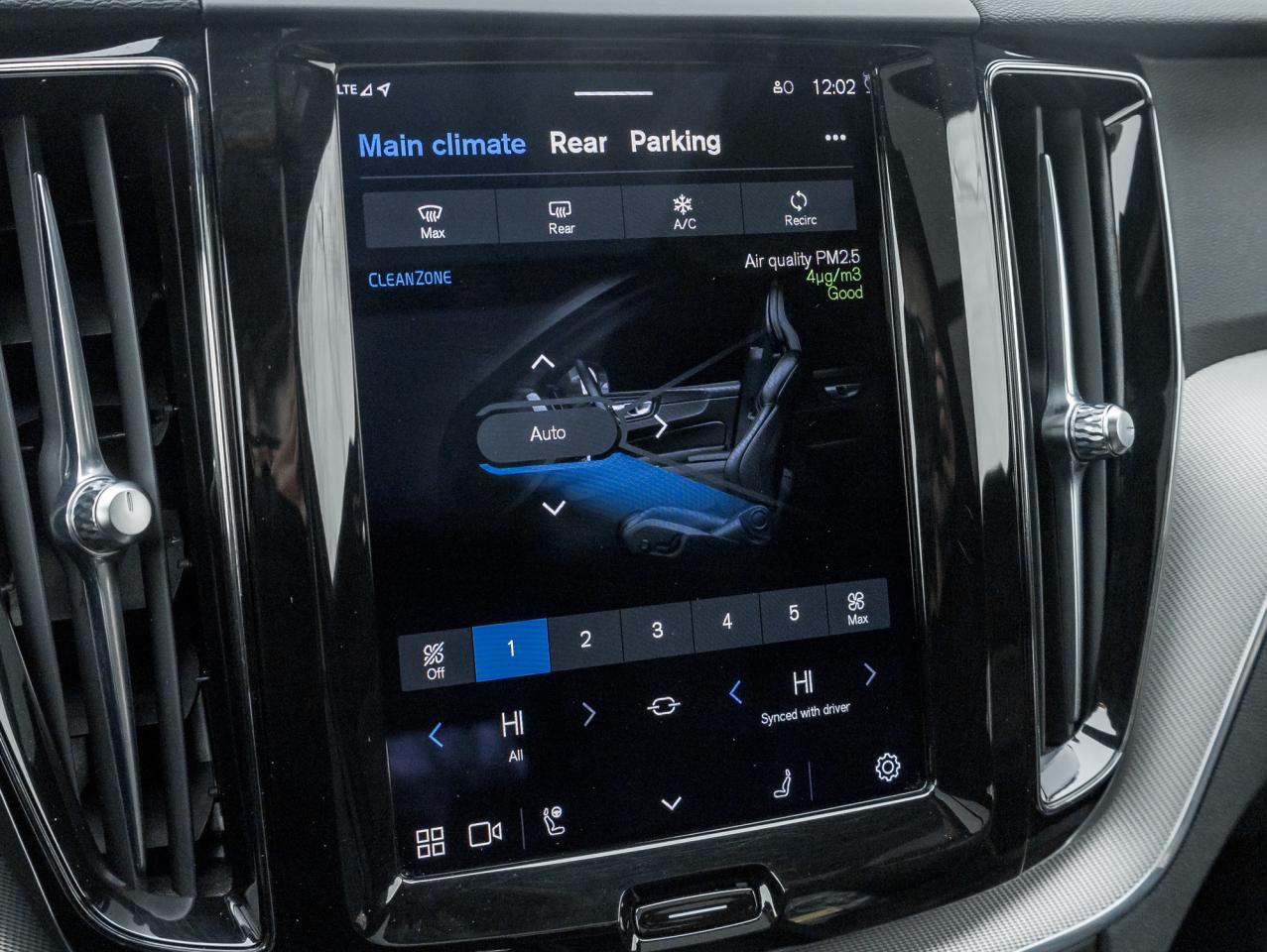 2022 Volvo XC60 B6 AWD R-Design  BOWER & WILKINS  21" ALLOY WHEEL Photo