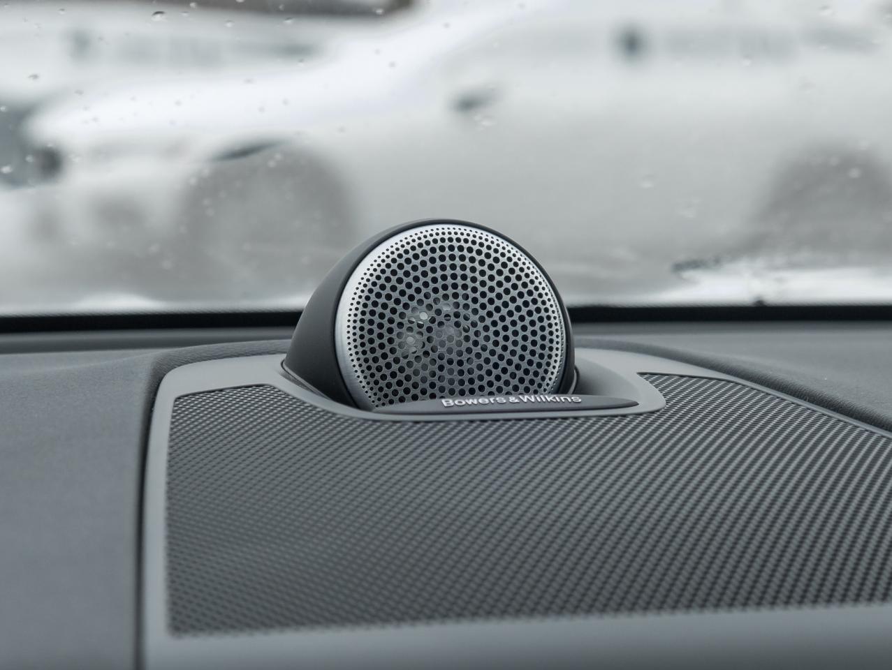 2022 Volvo XC60 B6 AWD R-Design  BOWER & WILKINS  21" ALLOY WHEEL Photo