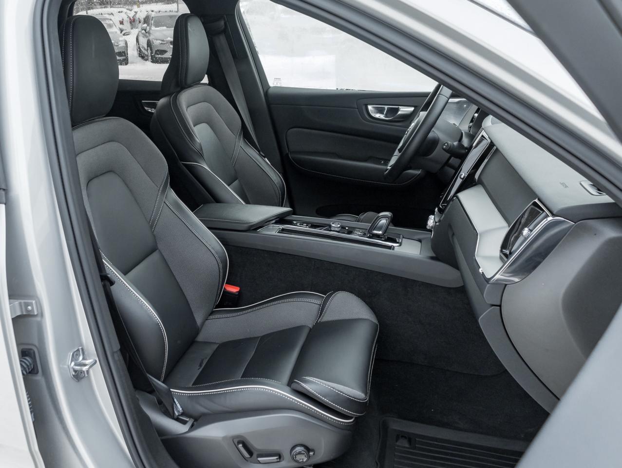 2022 Volvo XC60 B6 AWD R-Design  BOWER & WILKINS  21" ALLOY WHEEL Photo