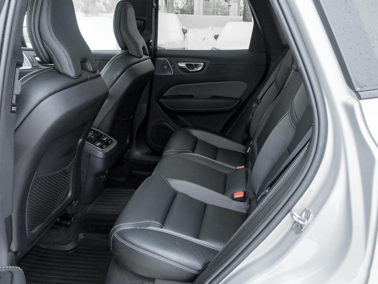 2022 Volvo XC60 B6 AWD R-Design  BOWER & WILKINS  21" ALLOY WHEEL Photo