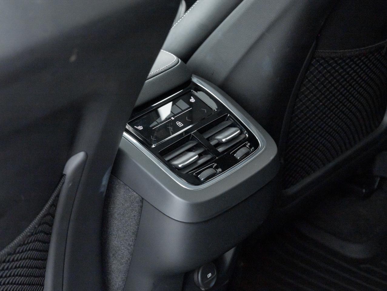 2022 Volvo XC60 B6 AWD R-Design  BOWER & WILKINS  21" ALLOY WHEEL Photo