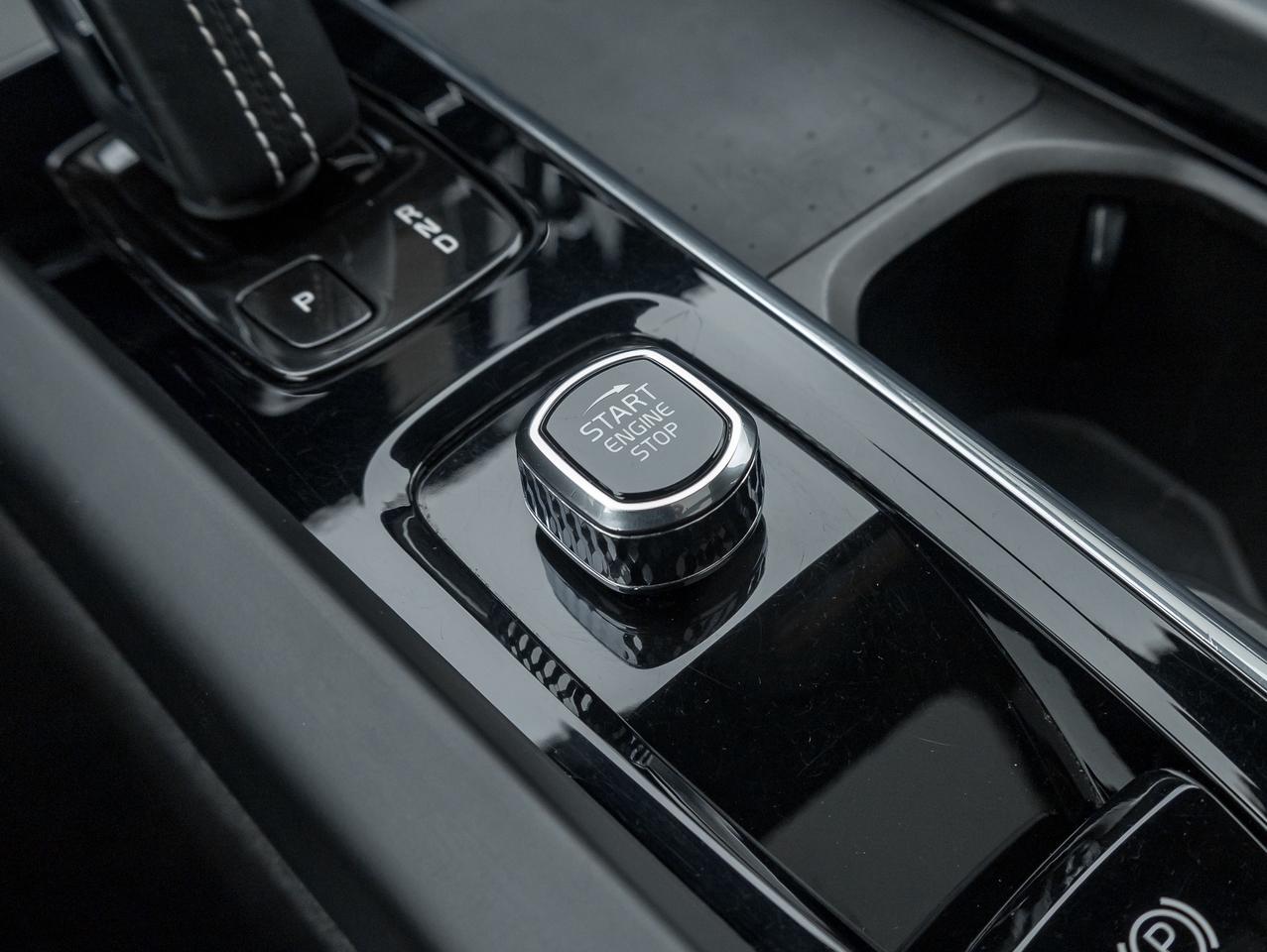 2022 Volvo XC60 B6 AWD R-Design  BOWER & WILKINS  21" ALLOY WHEEL Photo