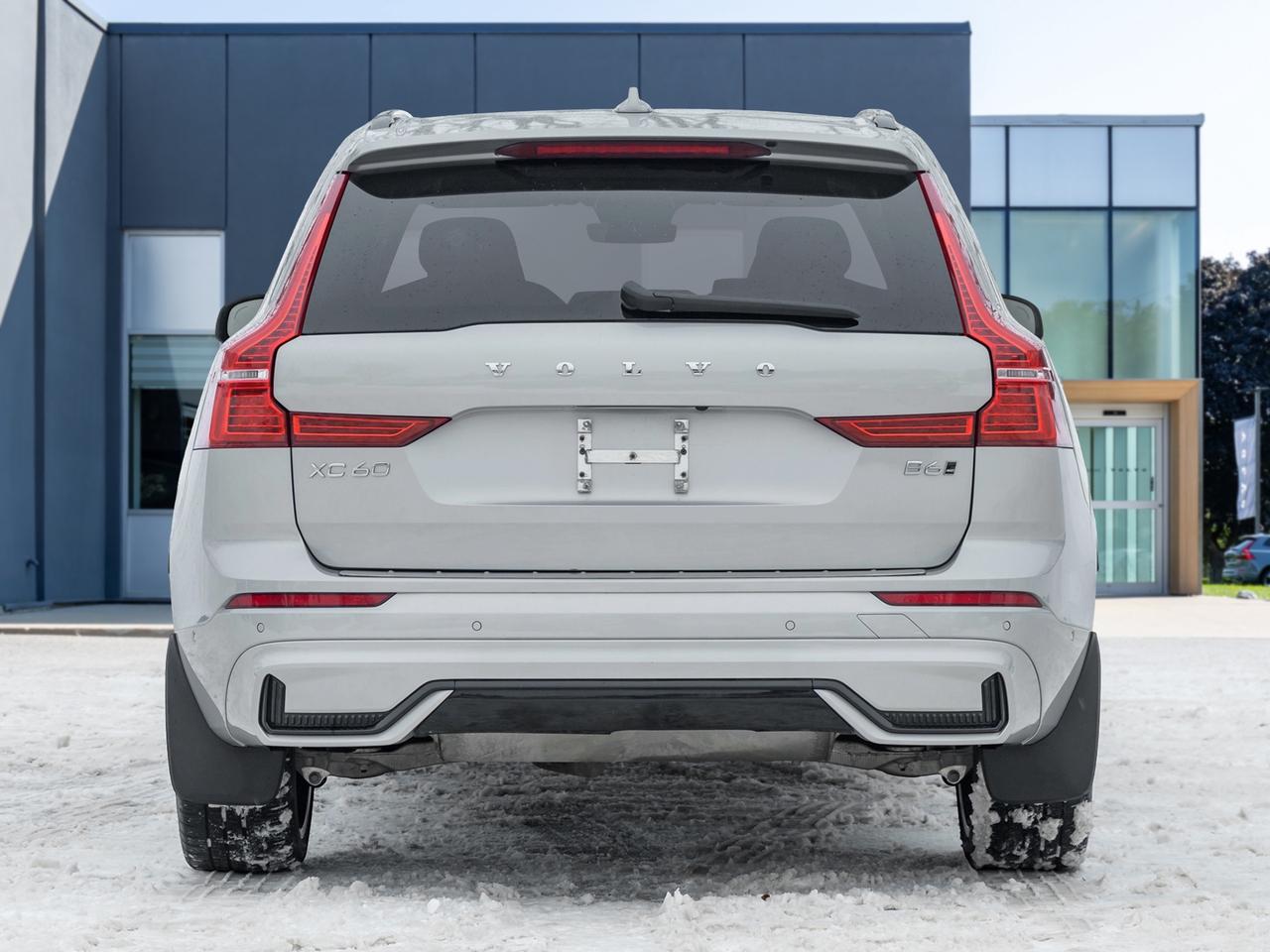 2022 Volvo XC60 B6 AWD R-Design  BOWER & WILKINS  21" ALLOY WHEEL Photo