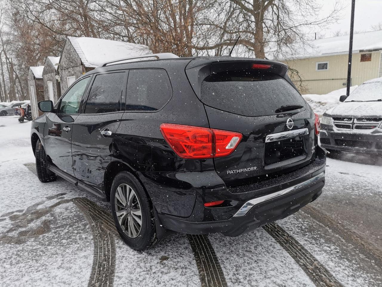 2018 Nissan Pathfinder SV Photo2