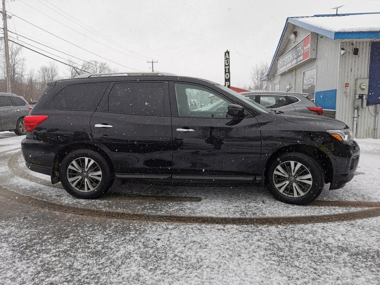 2018 Nissan Pathfinder SV Photo