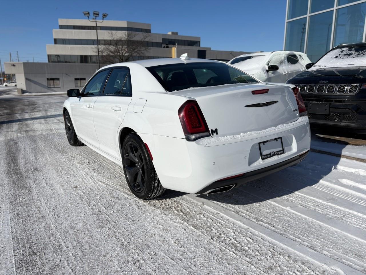 2022 Chrysler 300 Touring L 4dr Rear-Wheel Drive Sedan Photo2