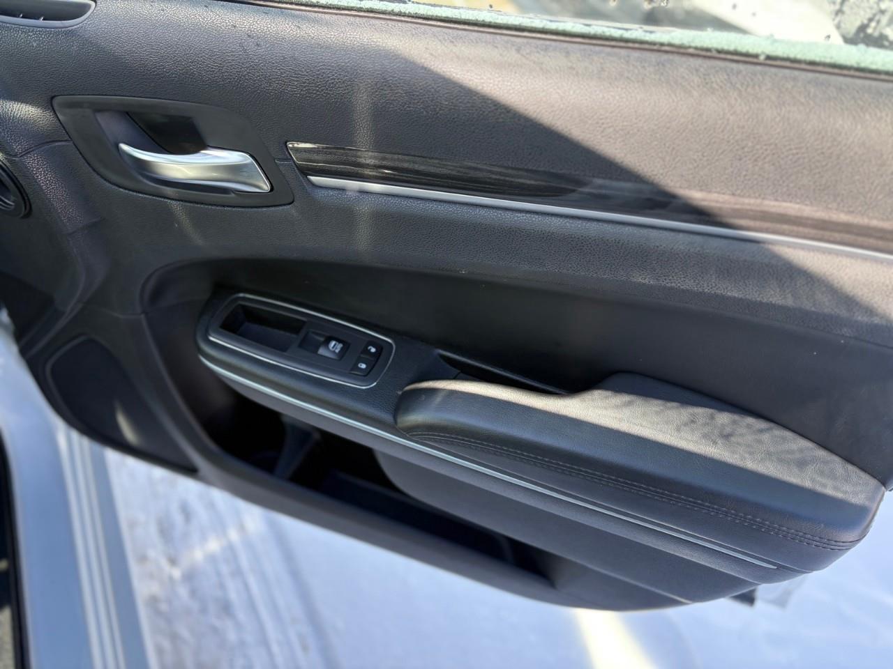 2022 Chrysler 300 Touring L 4dr Rear-Wheel Drive Sedan Photo