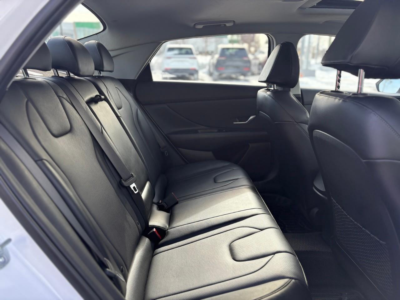 2023 Hyundai Elantra HEV Luxury 4dr Sedan Photo