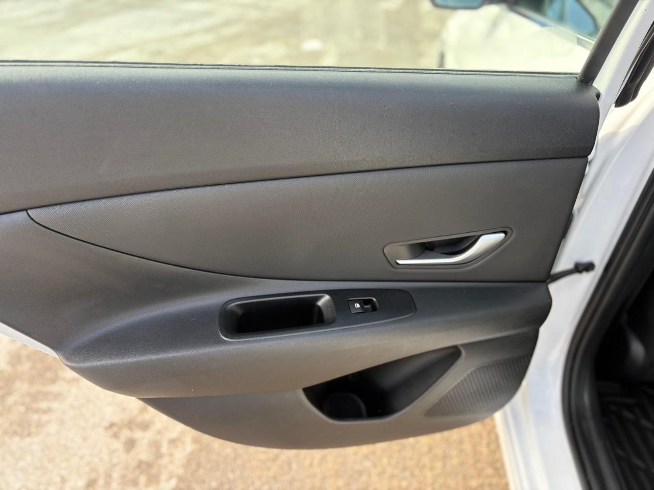 2023 Hyundai Elantra HEV Luxury 4dr Sedan Photo