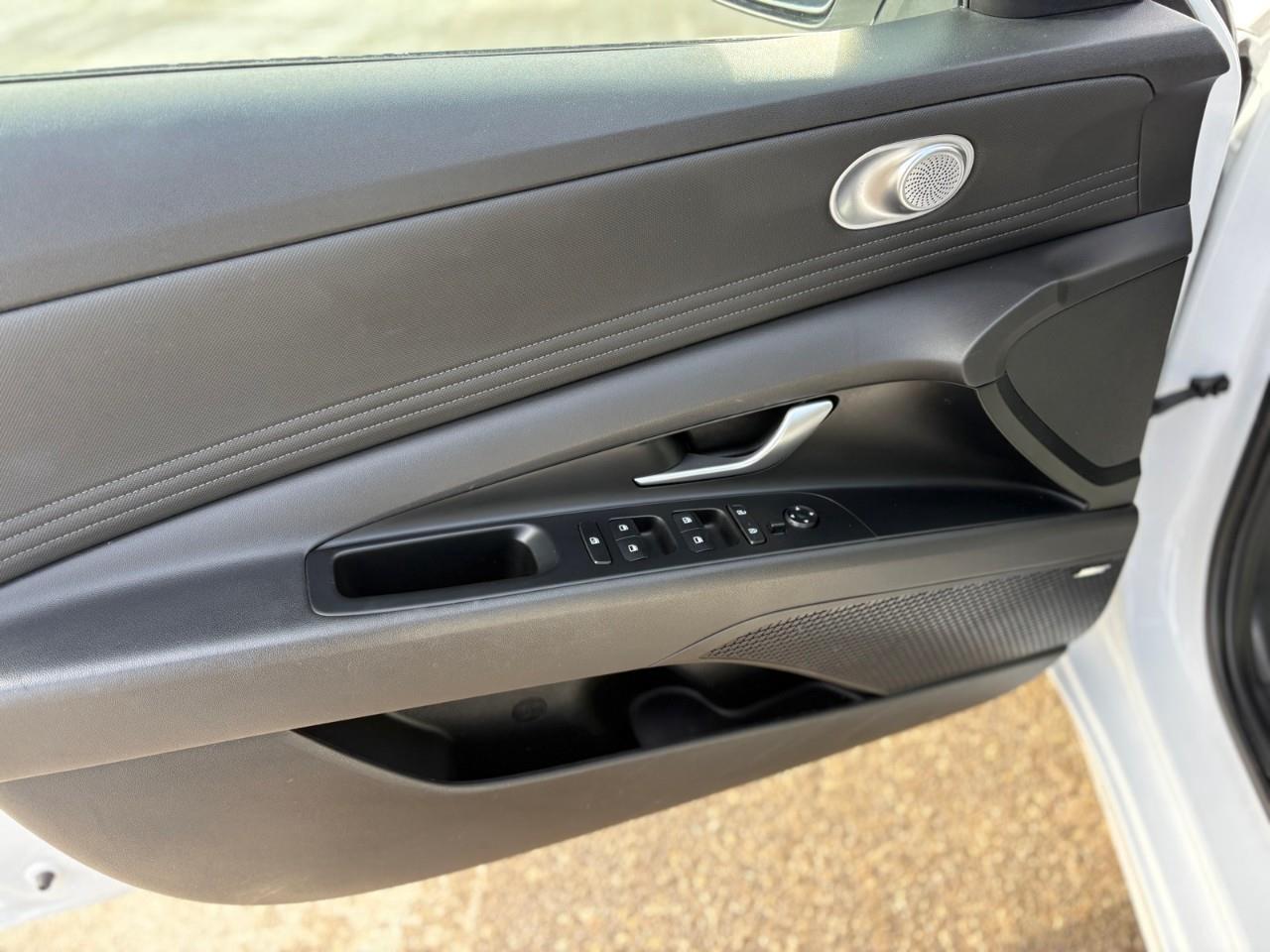 2023 Hyundai Elantra HEV Luxury 4dr Sedan Photo