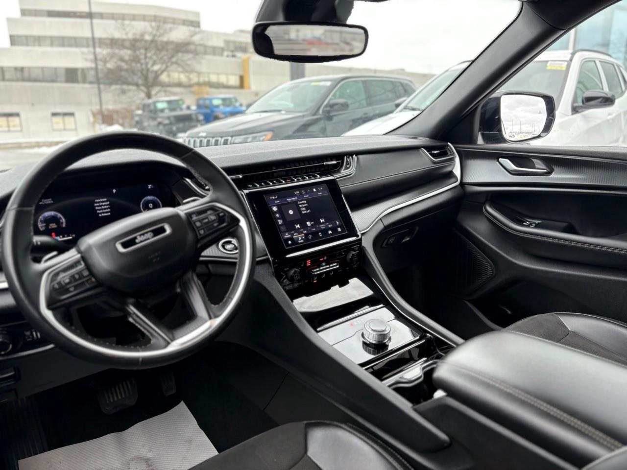 2023 Jeep Grand Cherokee Laredo 4dr 4x4 Photo