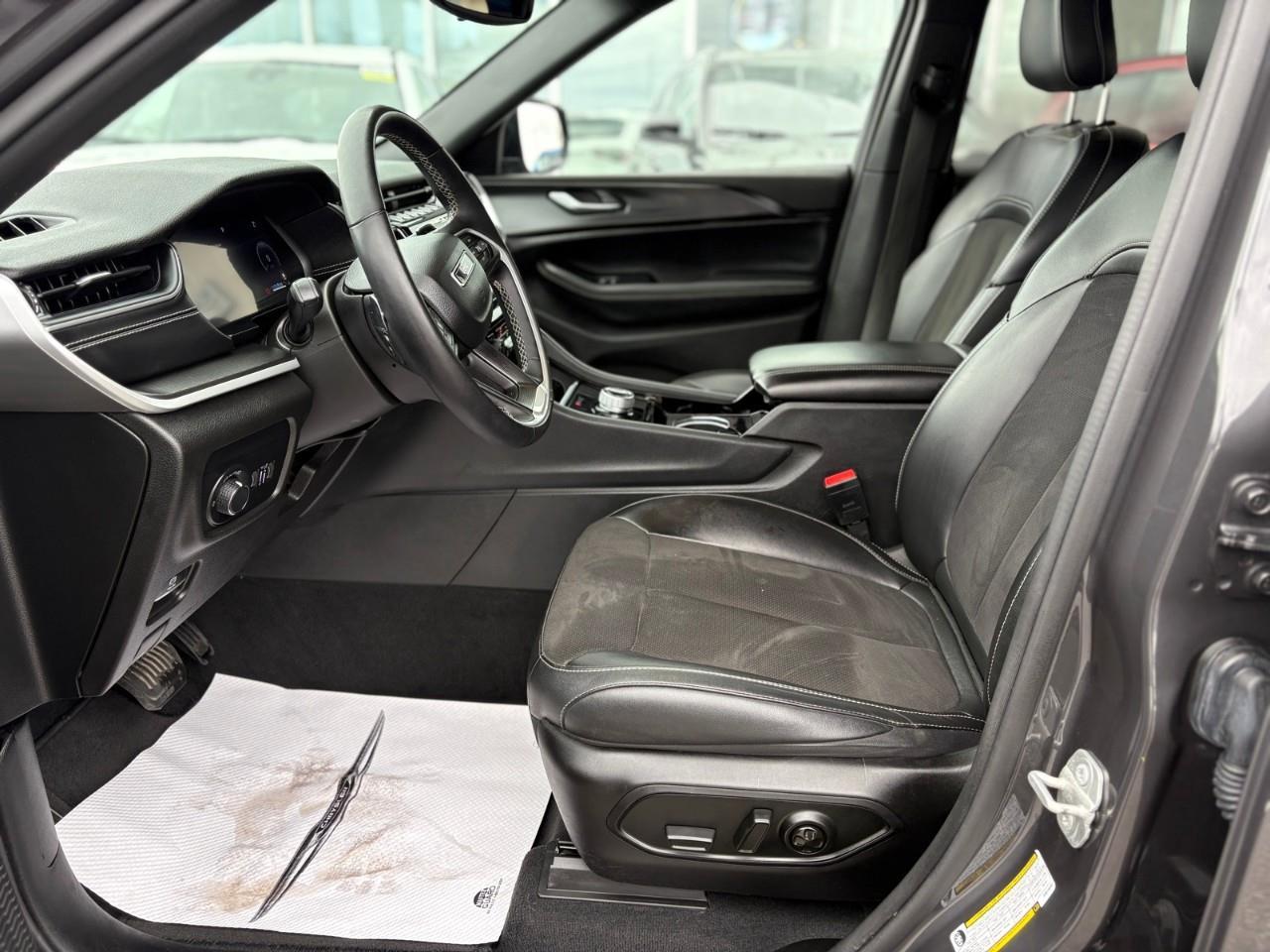 2023 Jeep Grand Cherokee Laredo 4dr 4x4 Photo3