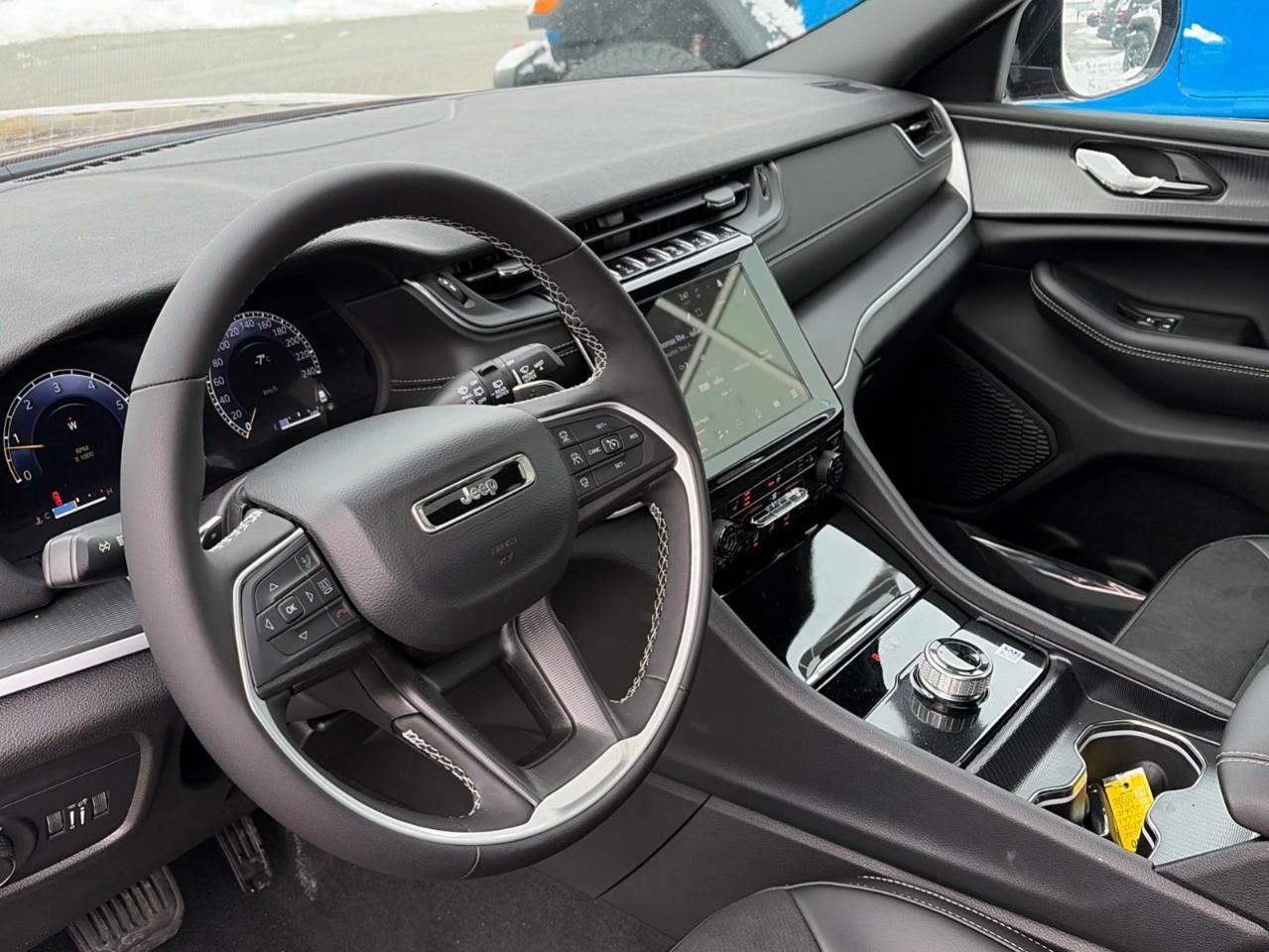 2025 Jeep Grand Cherokee L Laredo 4dr 4x4 Photo