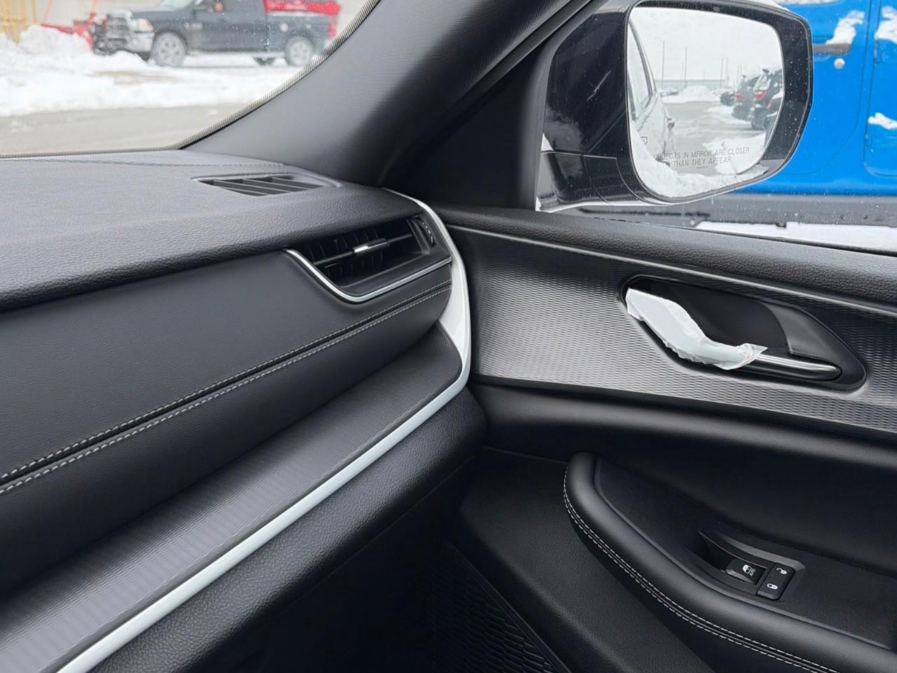 2025 Jeep Grand Cherokee L Laredo 4dr 4x4 Photo