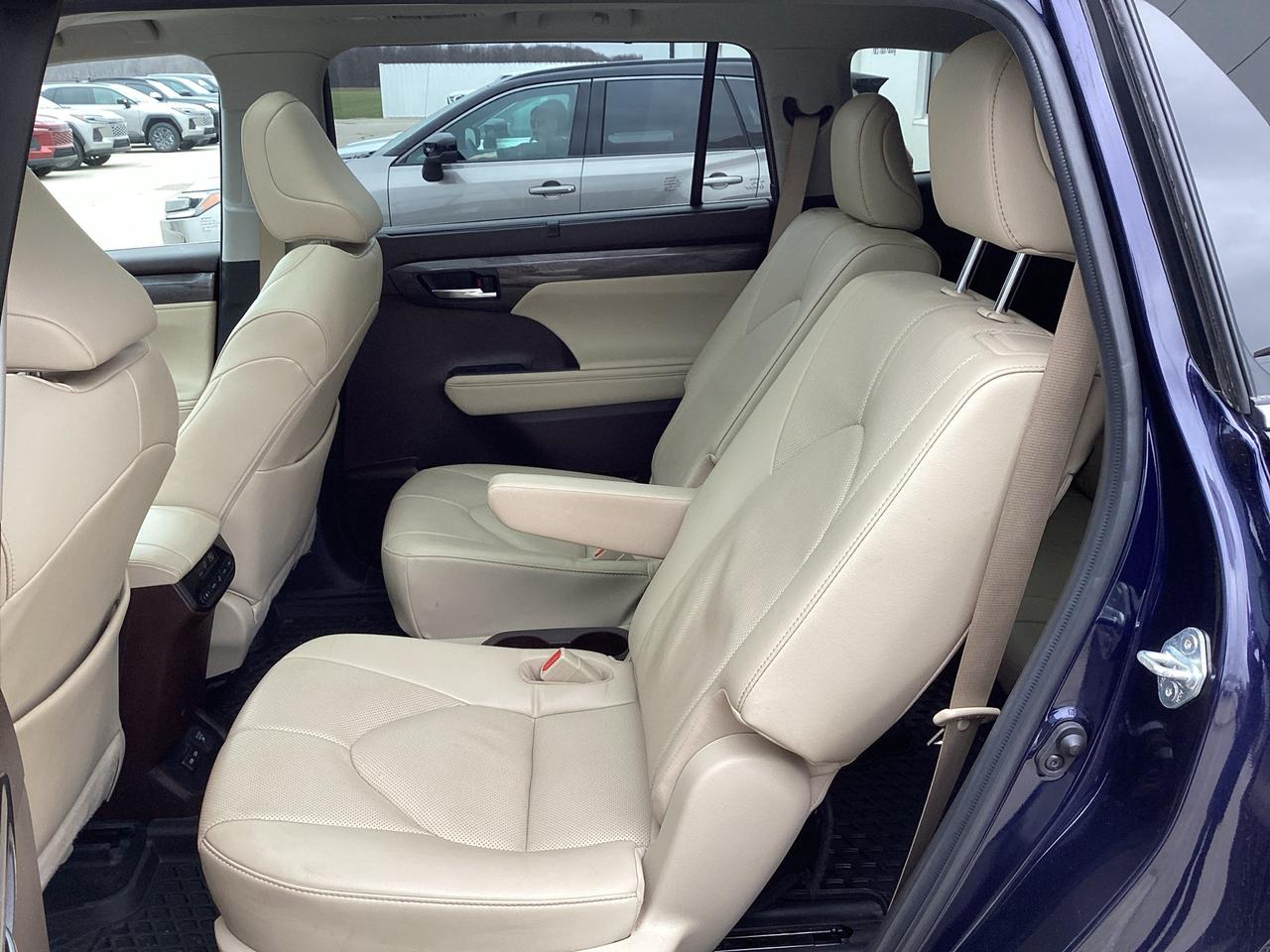 2022 Toyota Highlander HYBRID Limited AWD Photo3