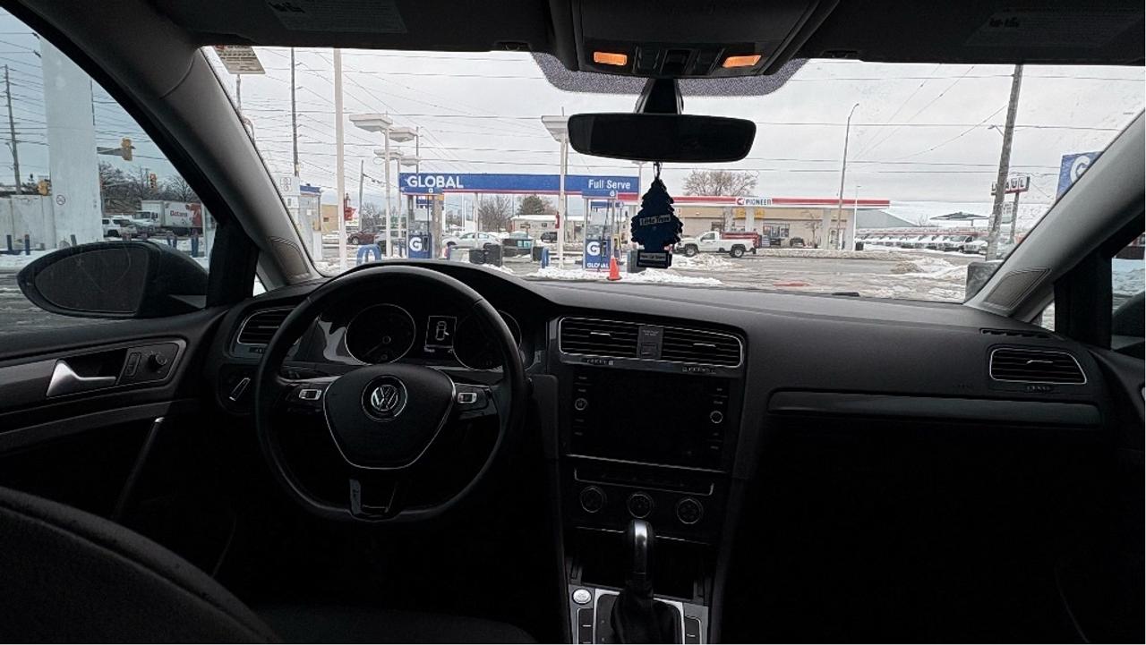 2018 Volkswagen Golf AUTO / Comfortline Photo