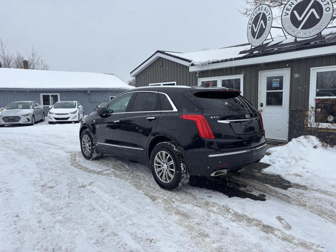 2017 Cadillac XT5 Luxury 4dr All-Wheel Drive Photo2