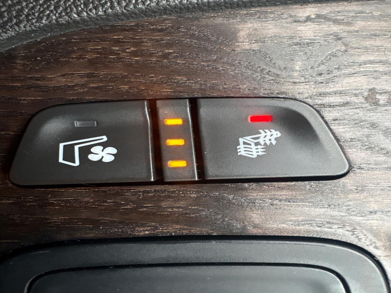 2022 GMC Acadia Denali AWD + Sunroof + 6 Pass + Tow Pkg + 1 Owner Photo