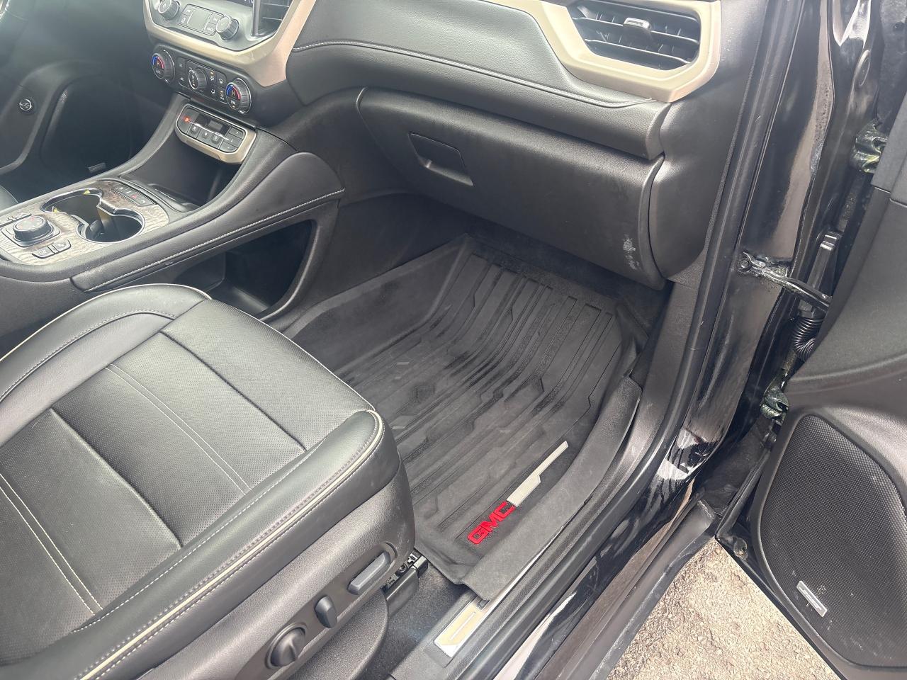 2022 GMC Acadia Denali AWD + Sunroof + 6 Pass + Tow Pkg + 1 Owner Photo