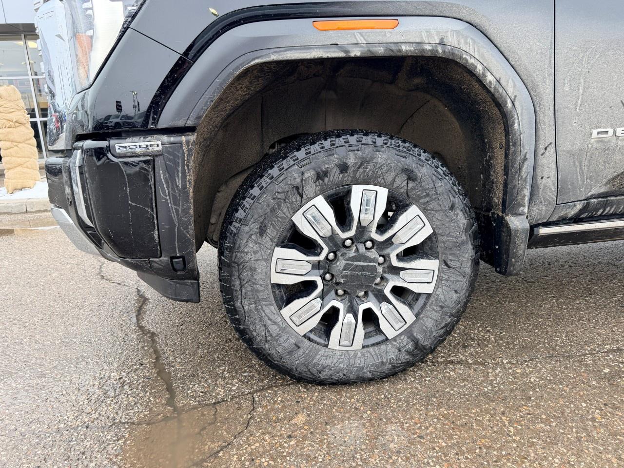 2025 GMC SIERRA 2500HD 4WD Crew Cab Standard Box Denali Photo2