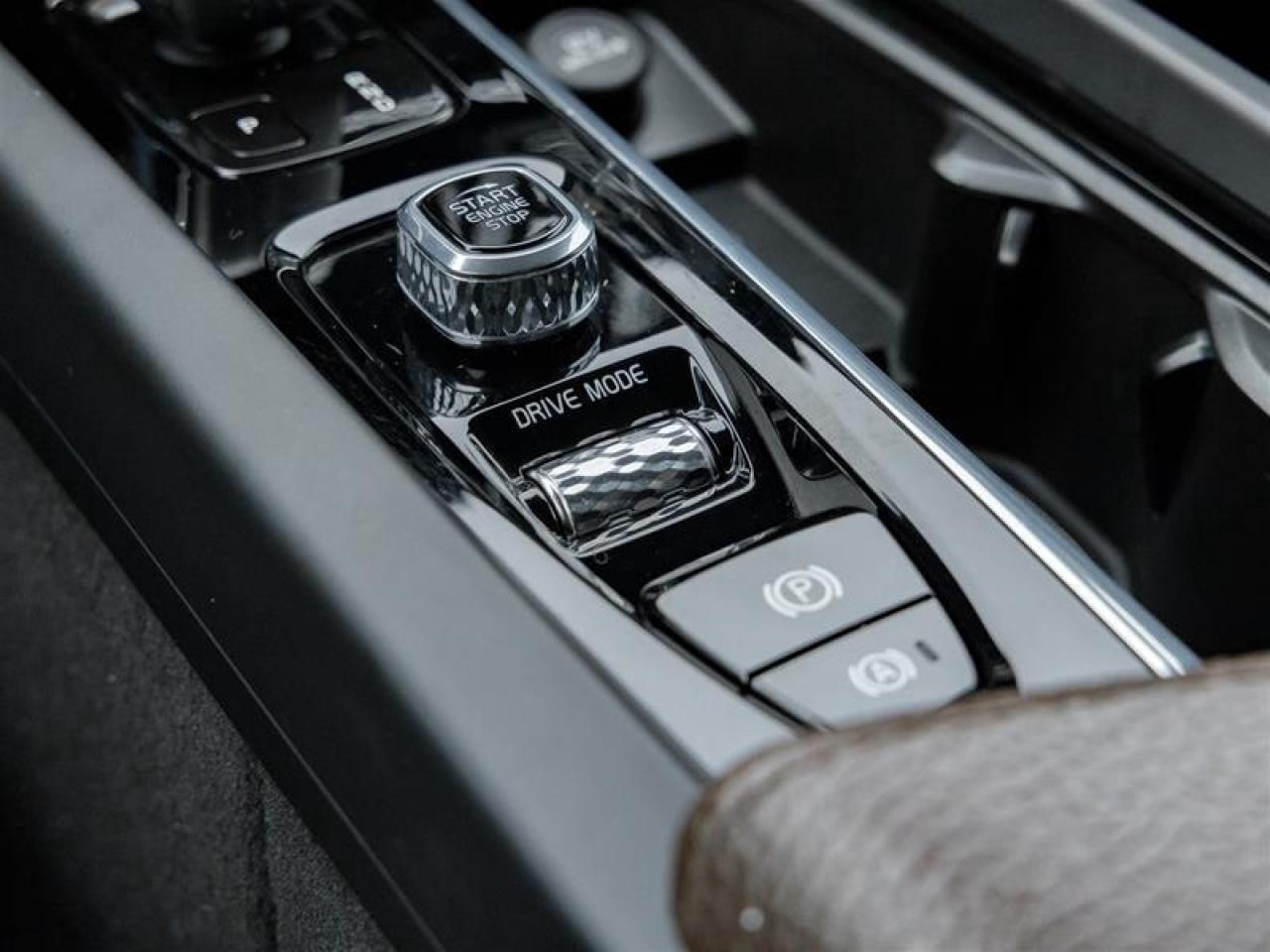 2021 Volvo XC60 Recharge Plug-In Hybrid T8 Inscription Expression 4dr All-Wheel Drive Photo