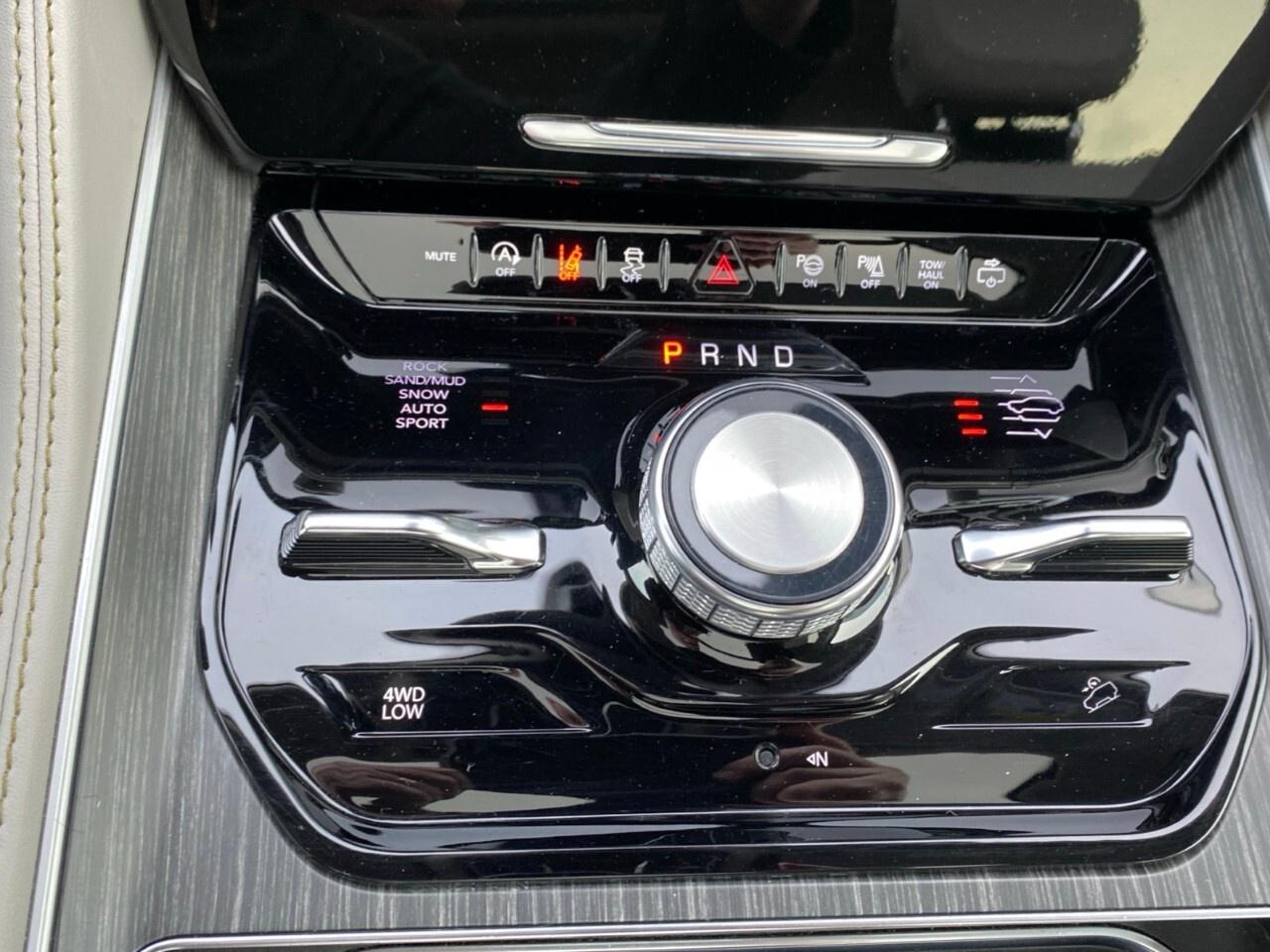 2023 Jeep Wagoneer Series III 4x4 Photo