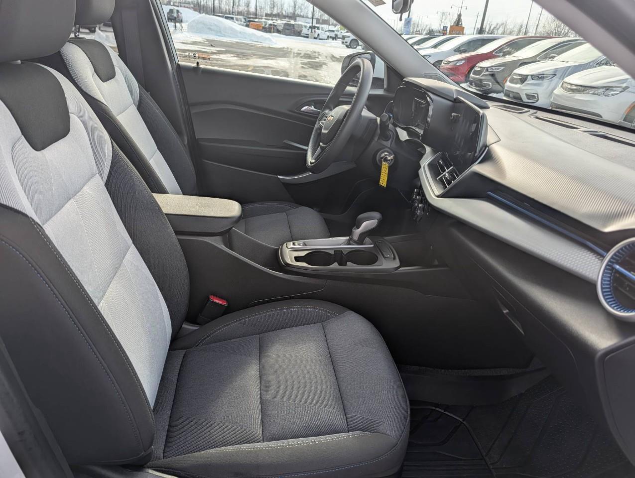 2025 Chevrolet Trax LS No accidents / Winter and summer tires / Low Km Photo