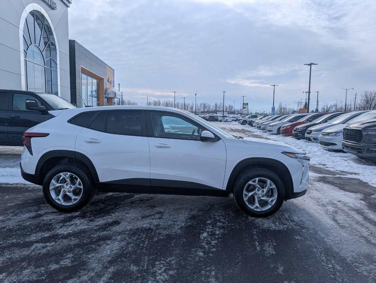 2025 Chevrolet Trax LS No accidents / Winter and summer tires / Low Km Photo