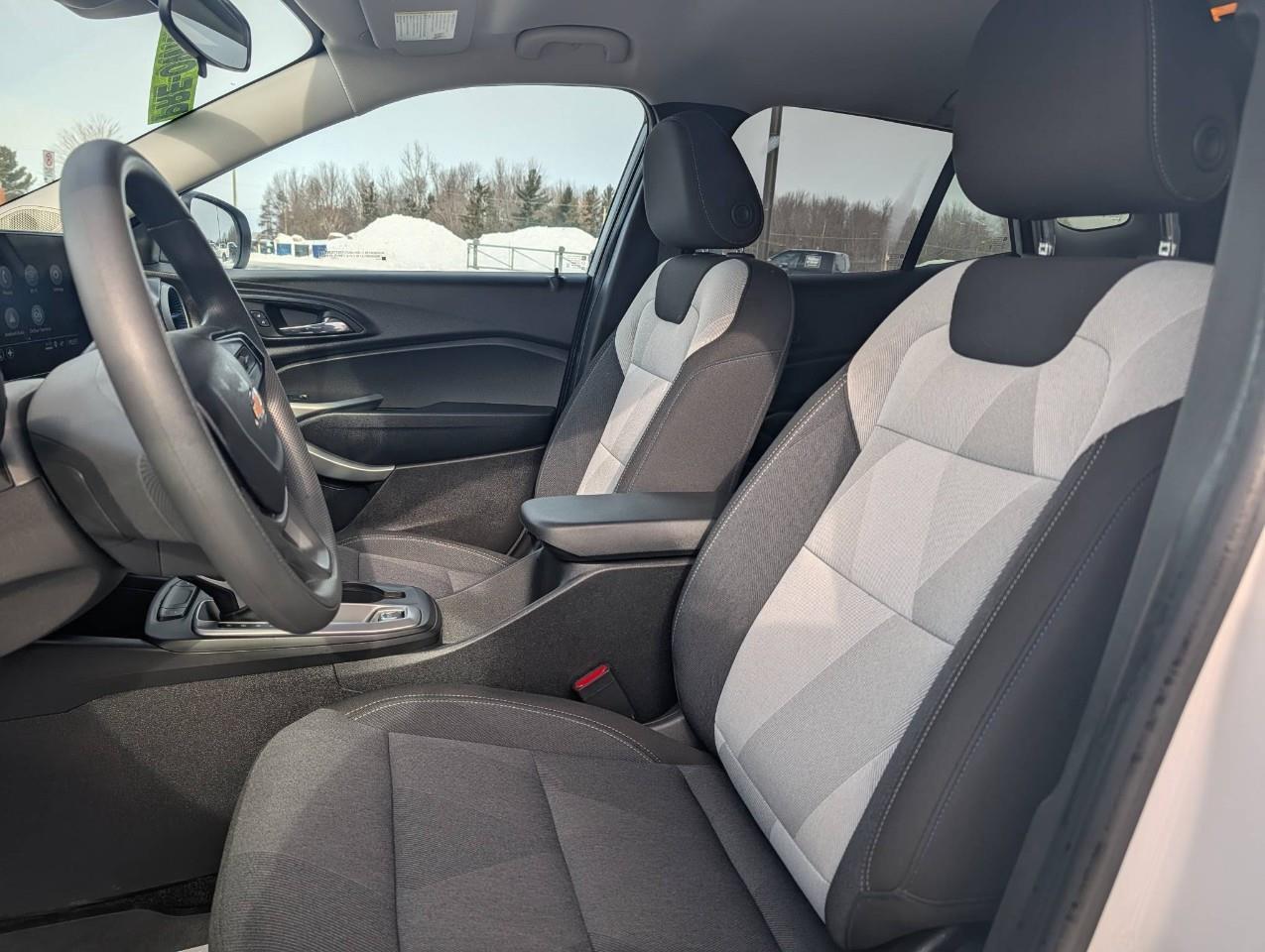 2025 Chevrolet Trax LS No accidents / Winter and summer tires / Low Km Photo