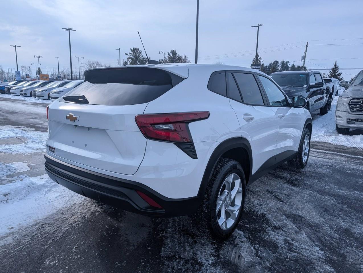 2025 Chevrolet Trax LS No accidents / Winter and summer tires / Low Km Photo