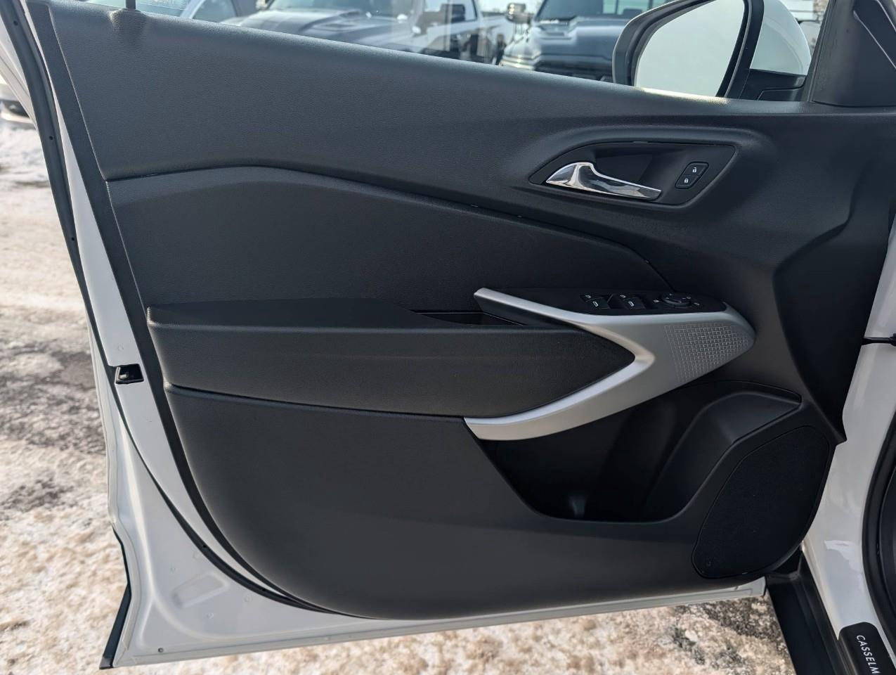 2025 Chevrolet Trax LS No accidents / Winter and summer tires / Low Km Photo