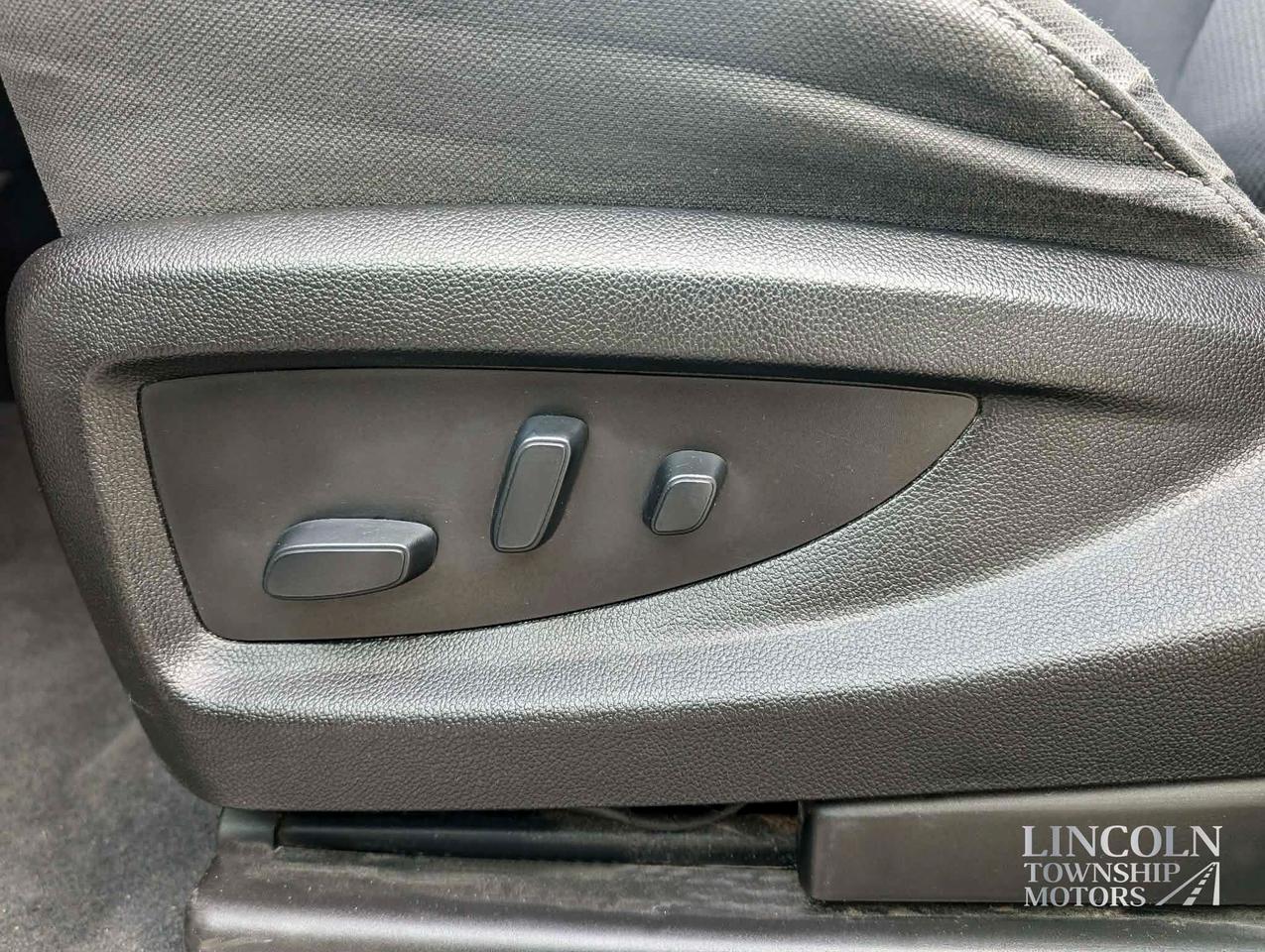 2018 GMC Sierra 1500 SLE- CLEAN CARFAX, V8, 5.3L CREW, RMT START & MORE Photo