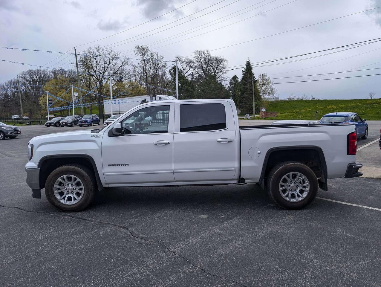 2018 GMC Sierra 1500 SLE- CLEAN CARFAX, V8, 5.3L CREW, RMT START & MORE Photo