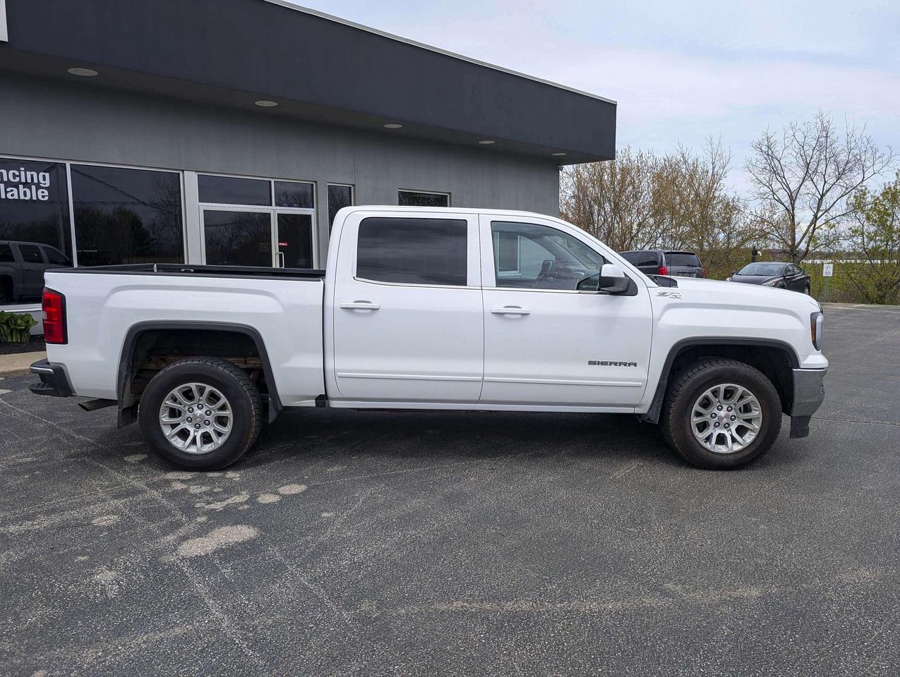 2018 GMC Sierra 1500 SLE- CLEAN CARFAX, V8, 5.3L CREW, RMT START & MORE Photo