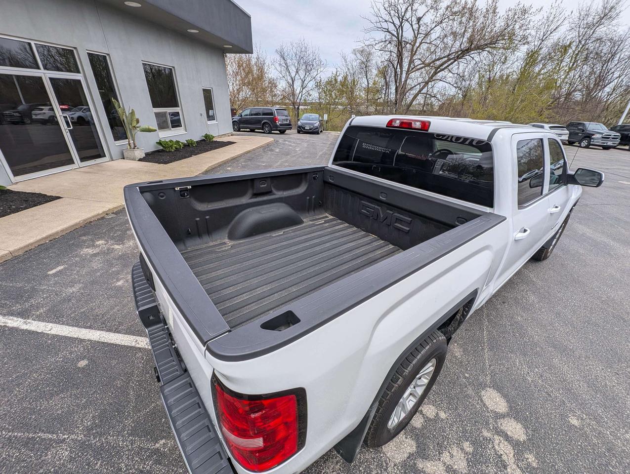 2018 GMC Sierra 1500 SLE- CLEAN CARFAX, V8, 5.3L CREW, RMT START & MORE Photo