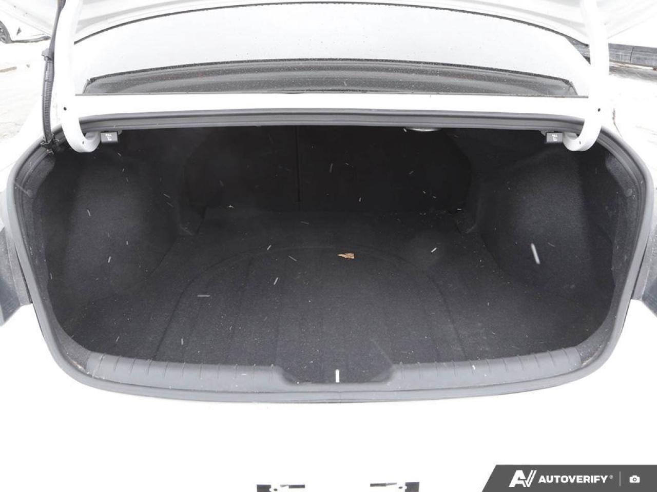 2023 Hyundai Elantra Luxury 4dr Sedan Photo