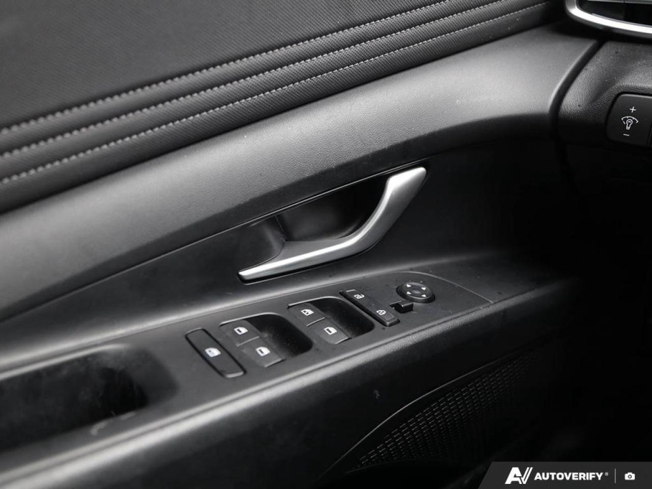 2023 Hyundai Elantra Luxury 4dr Sedan Photo