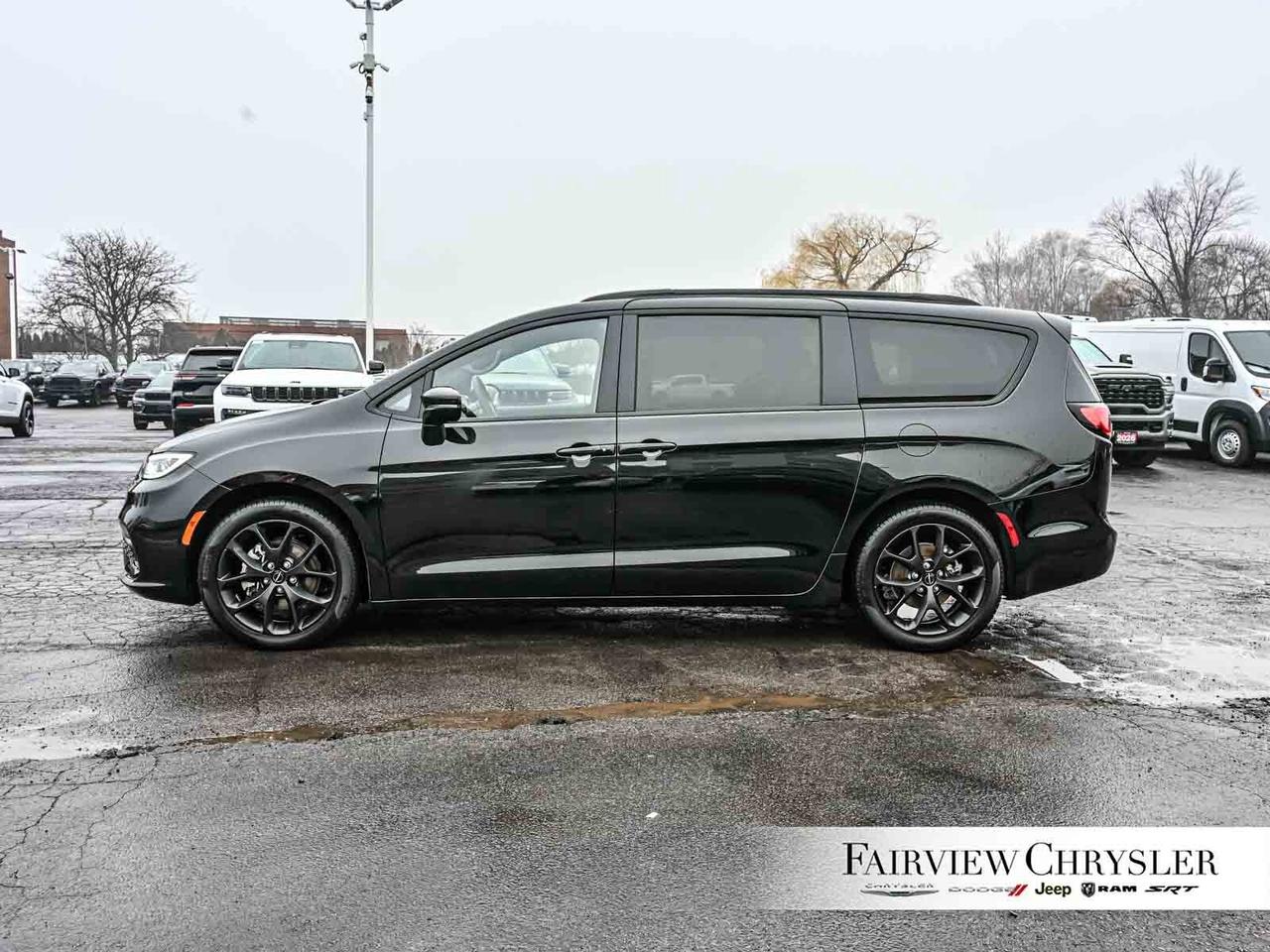 2024 Chrysler Pacifica Limited S APPEARANCE   PANO ROOF   LEATHER   NAV Photo