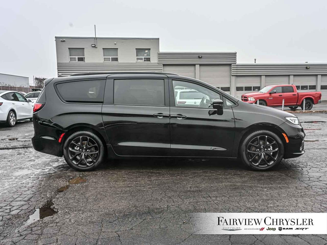 2024 Chrysler Pacifica Limited S APPEARANCE   PANO ROOF   LEATHER   NAV Photo