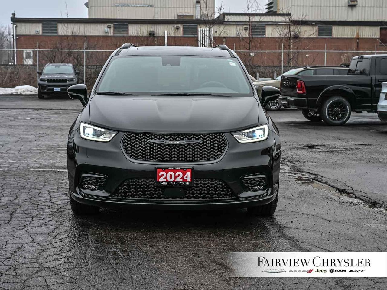 2024 Chrysler Pacifica Limited S APPEARANCE   PANO ROOF   LEATHER   NAV Photo