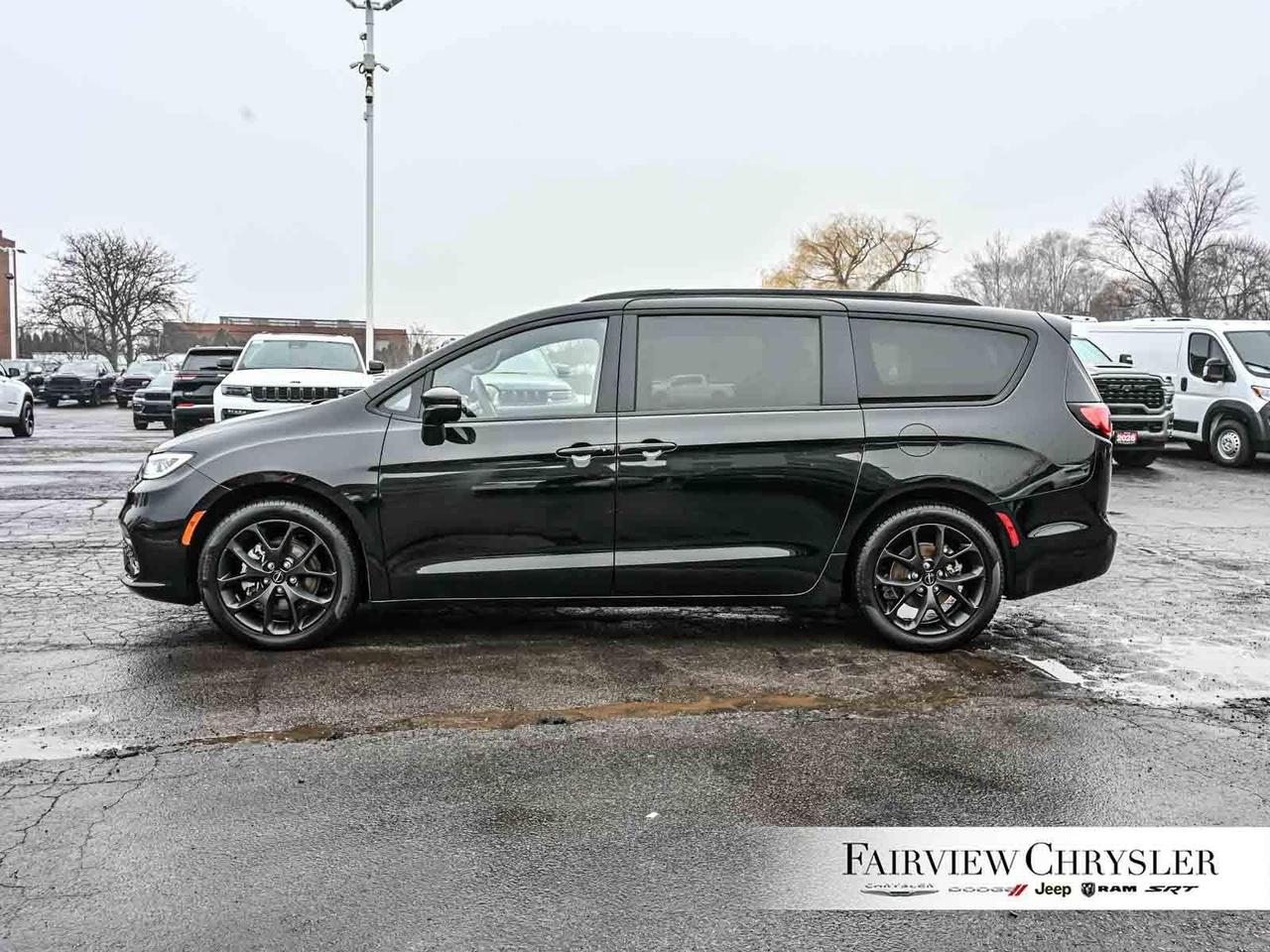 2024 Chrysler Pacifica Limited S APPEARANCE   PANO ROOF   LEATHER   NAV Photo