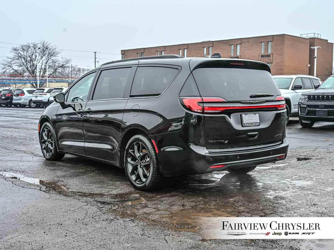 2024 Chrysler Pacifica Limited S APPEARANCE   PANO ROOF   LEATHER   NAV Photo3