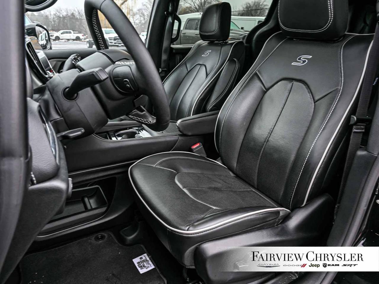 2024 Chrysler Pacifica Limited S APPEARANCE   PANO ROOF   LEATHER   NAV Photo