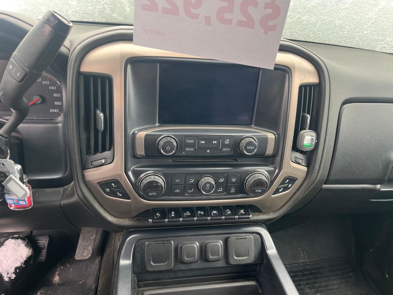 2016 GMC Sierra 1500 4WD Crew Cab Standard Box Denali Photo